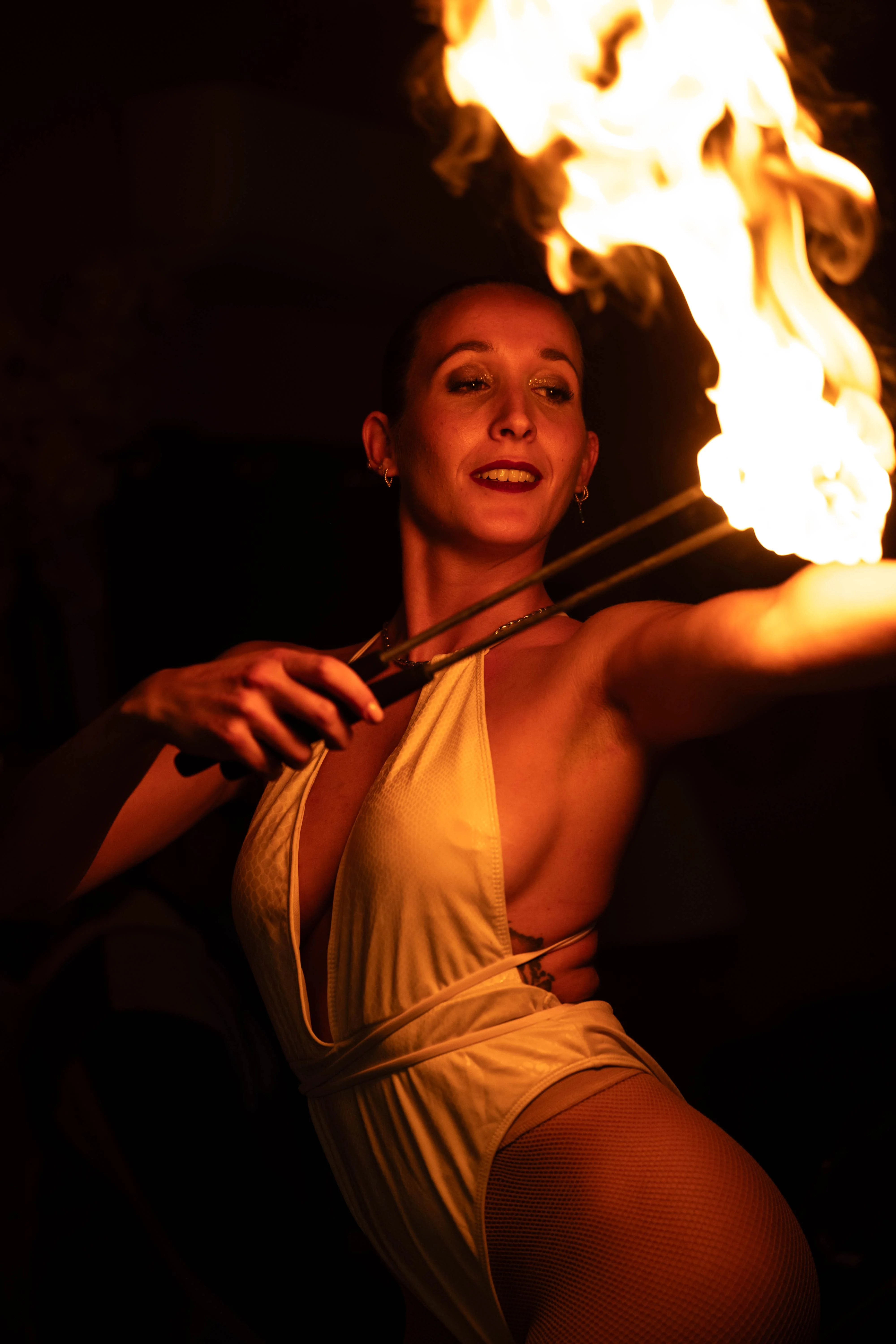 Ambiance nocturne - Bar lounge avec lumières colorées